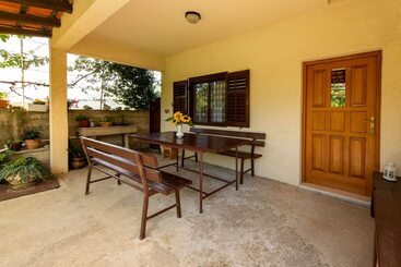 اقامتگاه Sunflower House With A Pool And Large Garden