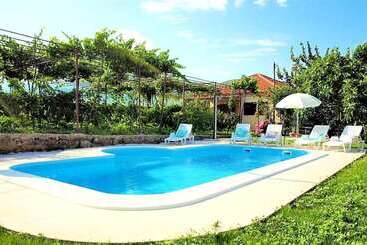 اقامتگاه Sunflower House With A Pool And Large Garden