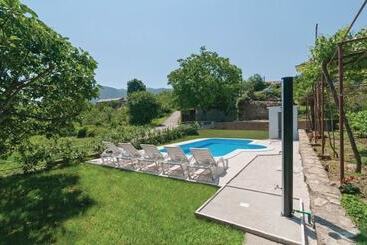 اقامتگاه Sunflower House With A Pool And Large Garden