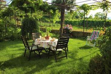 اقامتگاه Sunflower House With A Pool And Large Garden