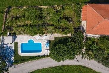 اقامتگاه Sunflower House With A Pool And Large Garden