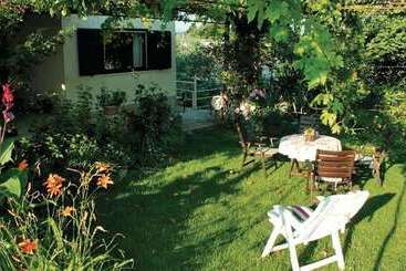 اقامتگاه Sunflower House With A Pool And Large Garden