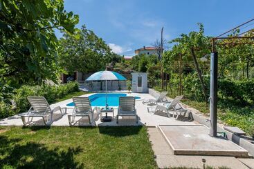 اقامتگاه Sunflower House With A Pool And Large Garden