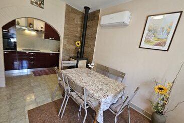 اقامتگاه Sunflower House With A Pool And Large Garden