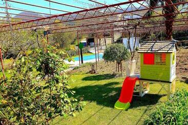 اقامتگاه Sunflower House With A Pool And Large Garden