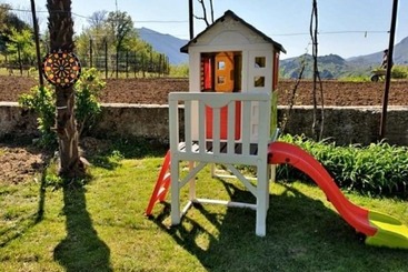 اقامتگاه Sunflower House With A Pool And Large Garden