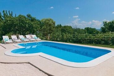 اقامتگاه Sunflower House With A Pool And Large Garden