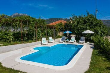 اقامتگاه Sunflower House With A Pool And Large Garden