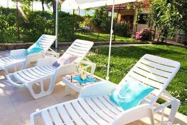 اقامتگاه Sunflower House With A Pool And Large Garden