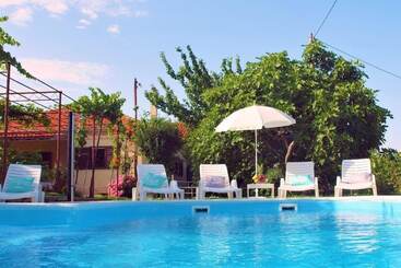اقامتگاه Sunflower House With A Pool And Large Garden