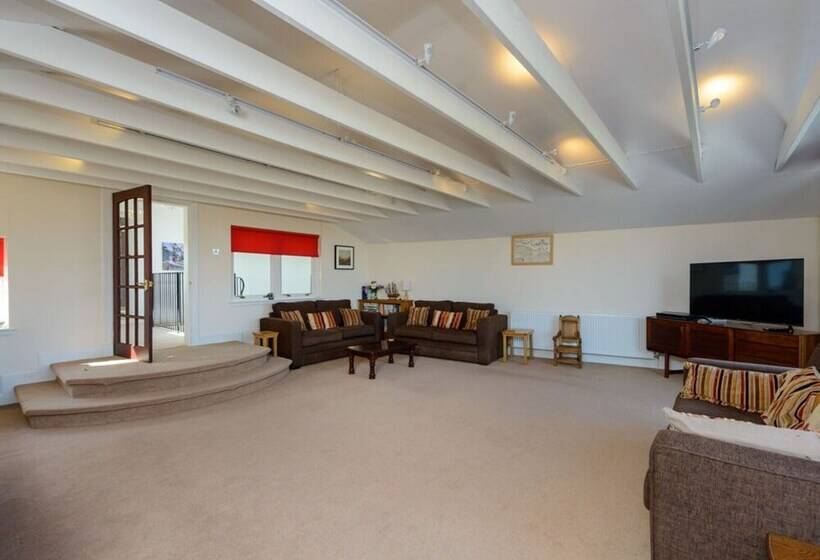 اقامتگاه Wagon Lodge   5 Bedroom Luxury