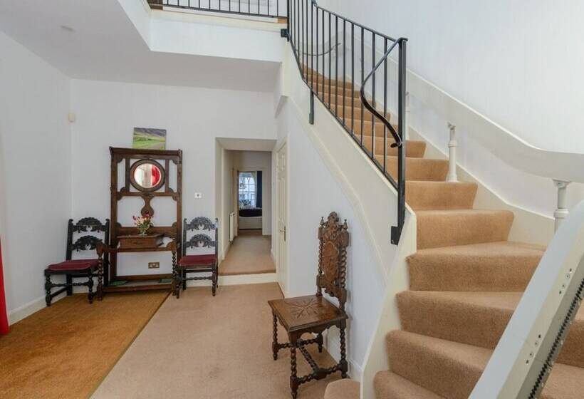 اقامتگاه Wagon Lodge   5 Bedroom Luxury