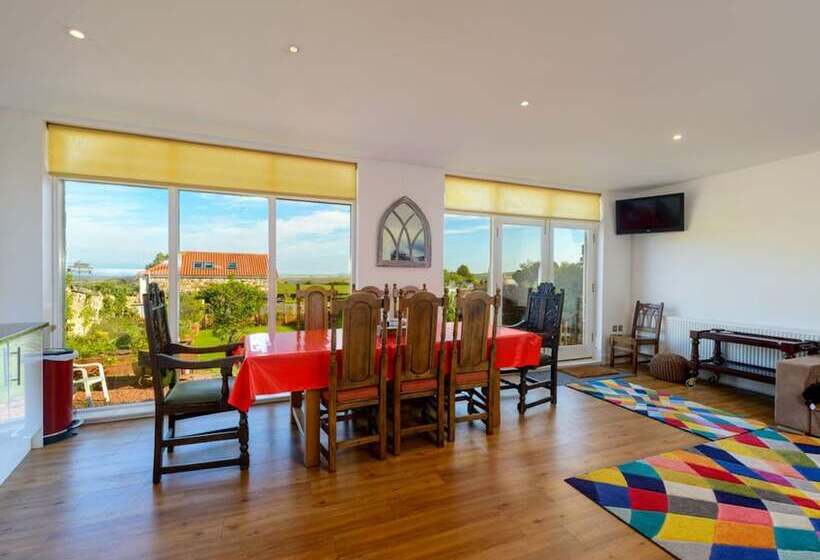 اقامتگاه Wagon Lodge   5 Bedroom Luxury