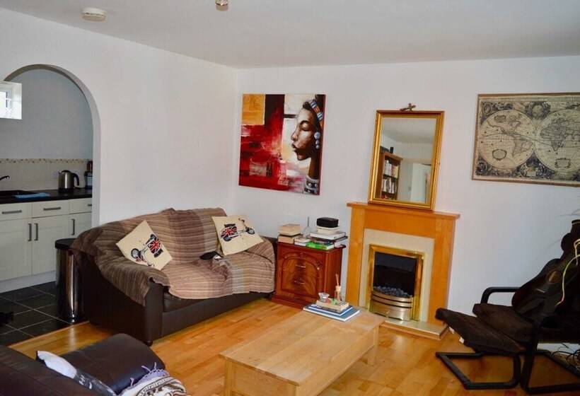 Charming Cosy Coach House In Fishponds, Bristol