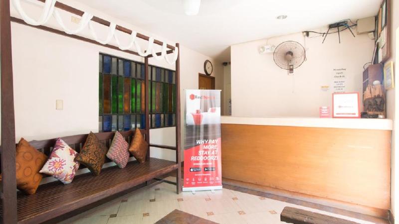Отель Reddoorz @ Teofila Lodge