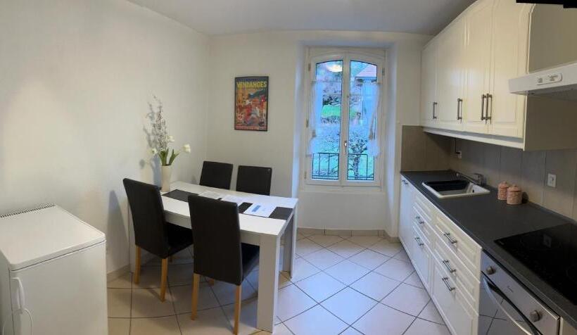 بنسيون La Maison Bleue à 2 Pas Du Lac Du Neuchâtel