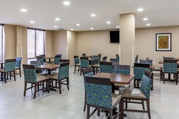 هتل Comfort Inn & Suites Spring Lake Fayetteville Near Fort Liberty