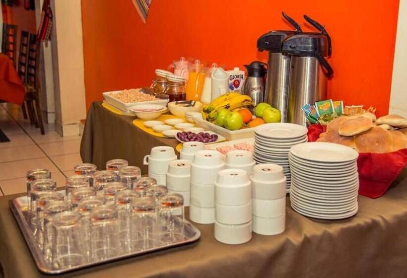 تختخواب و صبحانه Adrian′s House Hostal