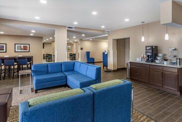 هتل Quality Inn & Suites Spring Lake Fayetteville Near Fort Liberty