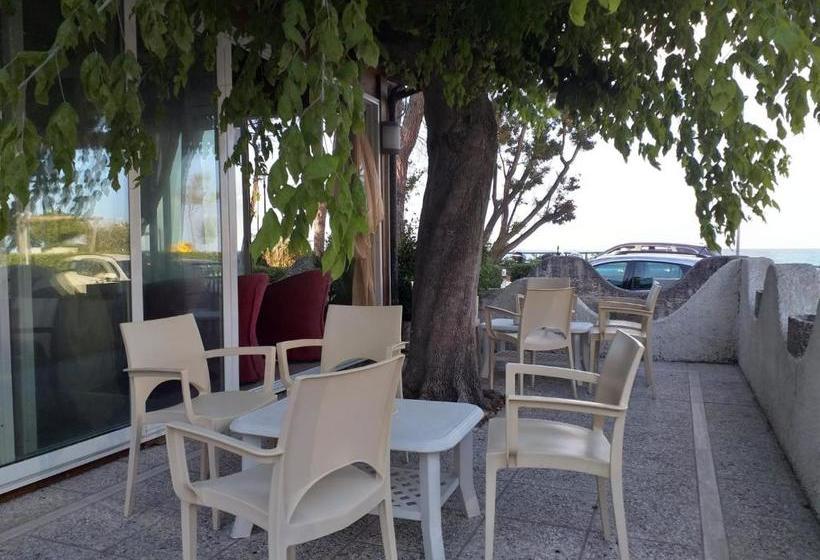 بنسيون Room In Bb   Bright Quadruple Room A Stones Throw From The Sea