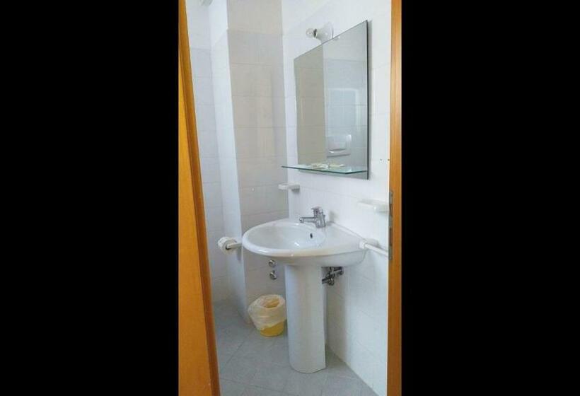 پانسیون Room In Bb   Quadruple Room In Pineto   Relaxing Holiday