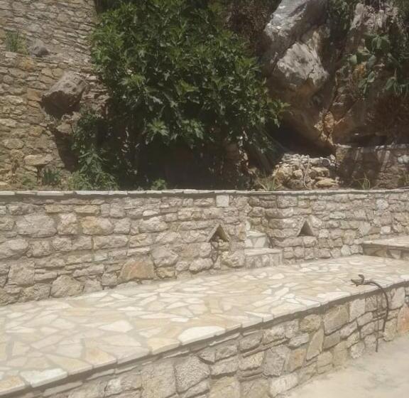 پانسیون Vogklis House