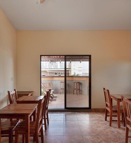 هتل Hostel Tropical And Coworking