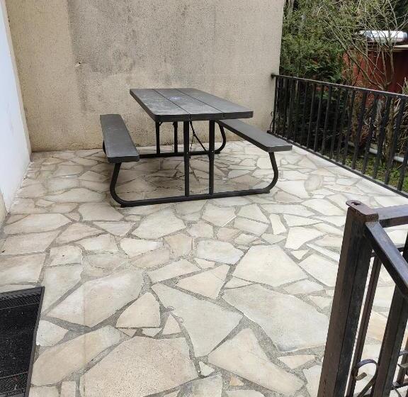 هتل Hôtel Les 4 Chênes