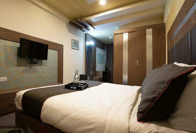 فندق Oyo 81323 Collection O Pooram