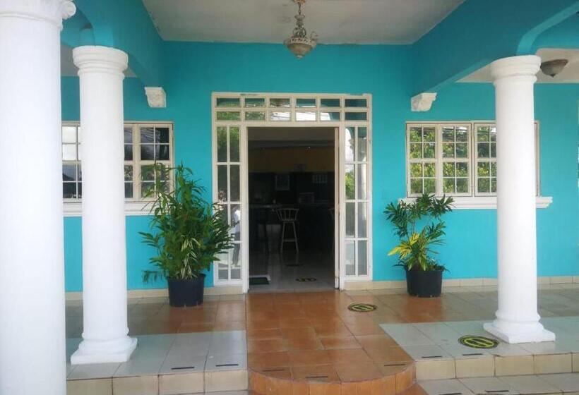 פנסיון Hostal Familiar Villa Nome
