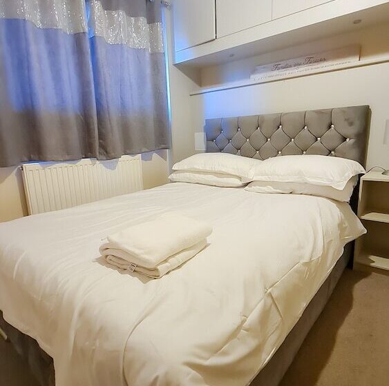 پانسیون Room In Guest Room   Newly Built Private Ensuite In Dudley Westmidlands