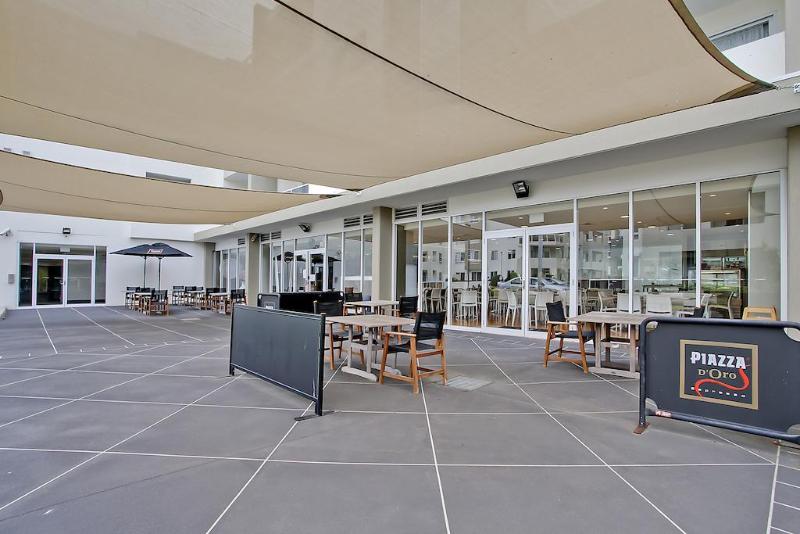 Отель Quality Suites Pioneer Sands