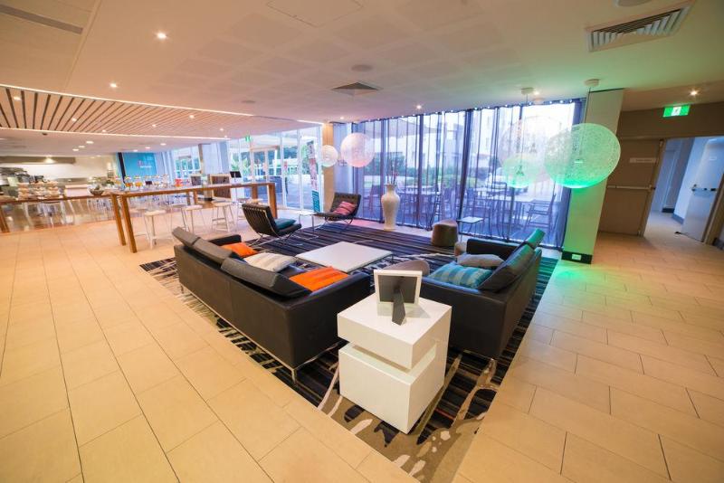 Отель Quality Suites Pioneer Sands
