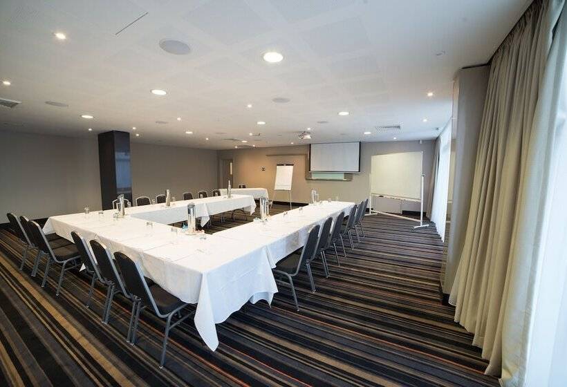 Отель Quality Suites Pioneer Sands
