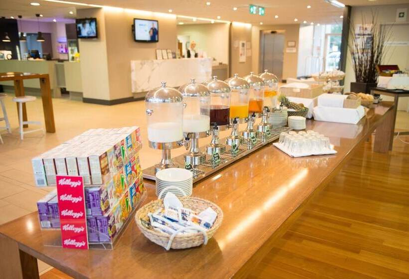 Отель Quality Suites Pioneer Sands
