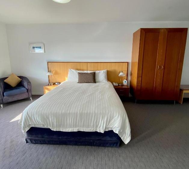Ocean Beach Hotel