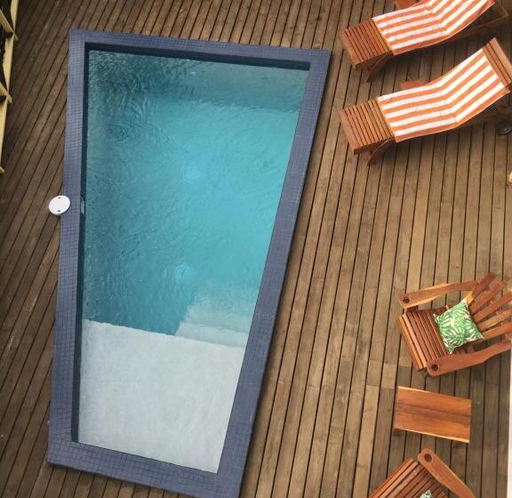 پانسیون Driftwood Gardens Guesthouse