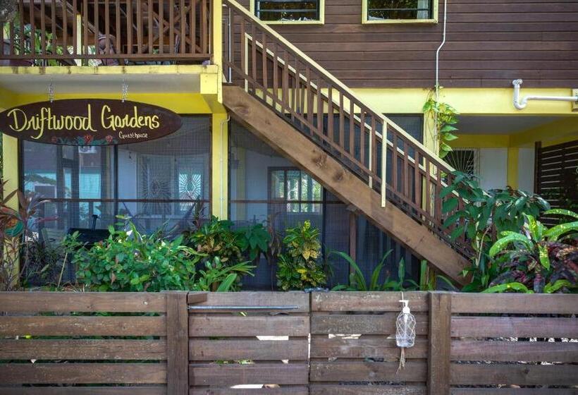پانسیون Driftwood Gardens Guesthouse
