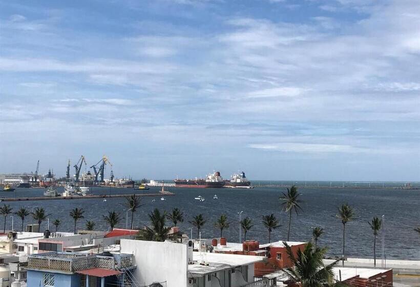 هتل Dorado A Una Calle De Playa Regatas Y El Malecon