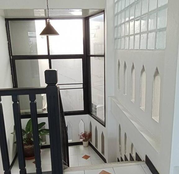 هتل Vlodge House