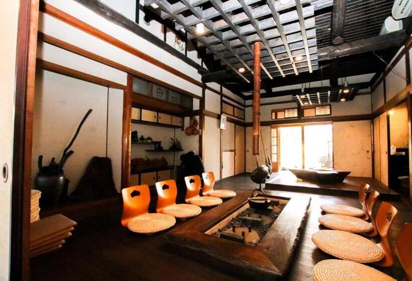 پانسیون Guesthouse Omoya 全個室 囲炉裏のぬくもりと共にグループの絆を深める古民家宿でゆっくりとした時間を 6名部屋 6名部屋 8名部屋 最大20名 ペット同伴可は一室のみ