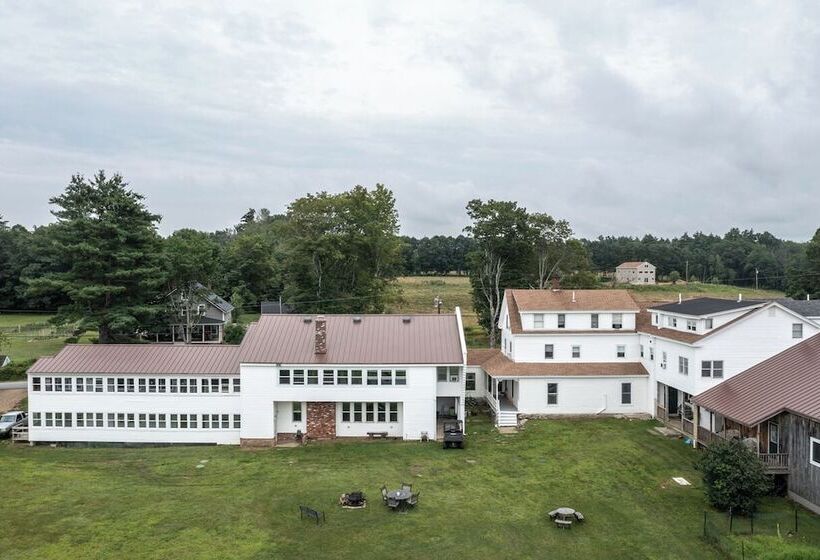 فندق Lake Shore Farm Inn