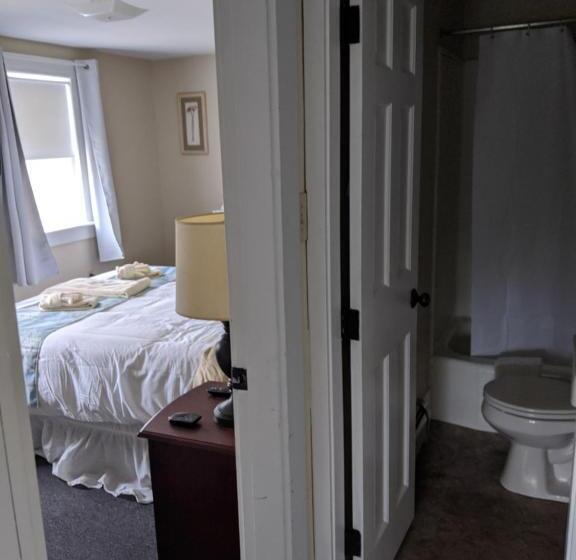 فندق Lake Shore Farm Inn