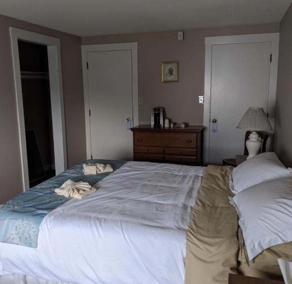 فندق Lake Shore Farm Inn