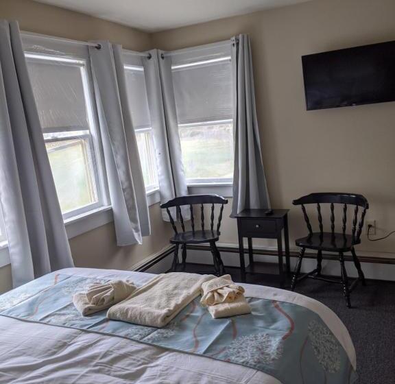 فندق Lake Shore Farm Inn