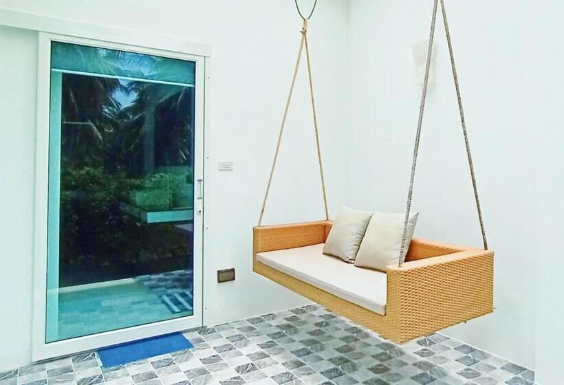 هتل Resto Sea Resort   Baan Krut