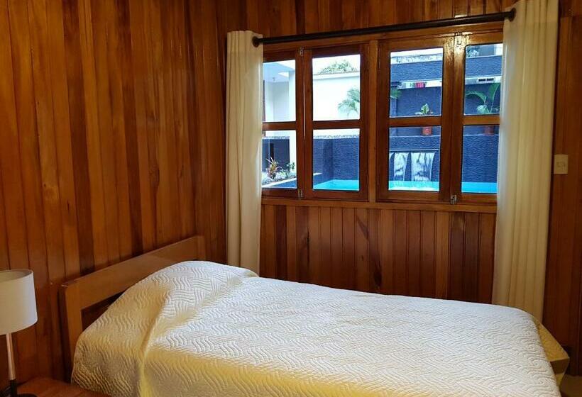 بنسيون Hostal La Maison Canadiense