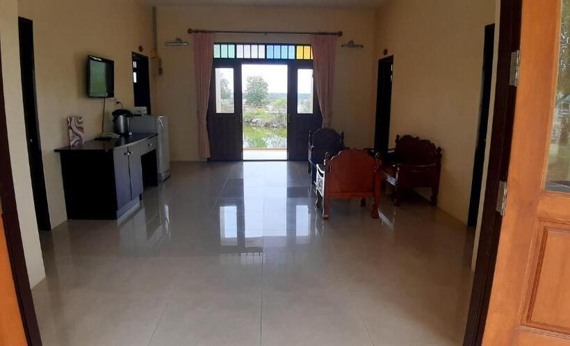 هتل Baan Talay See Cream Resort