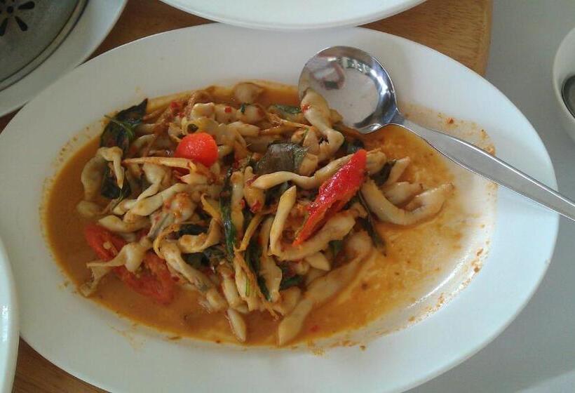 هتل Baan Talay See Cream Resort
