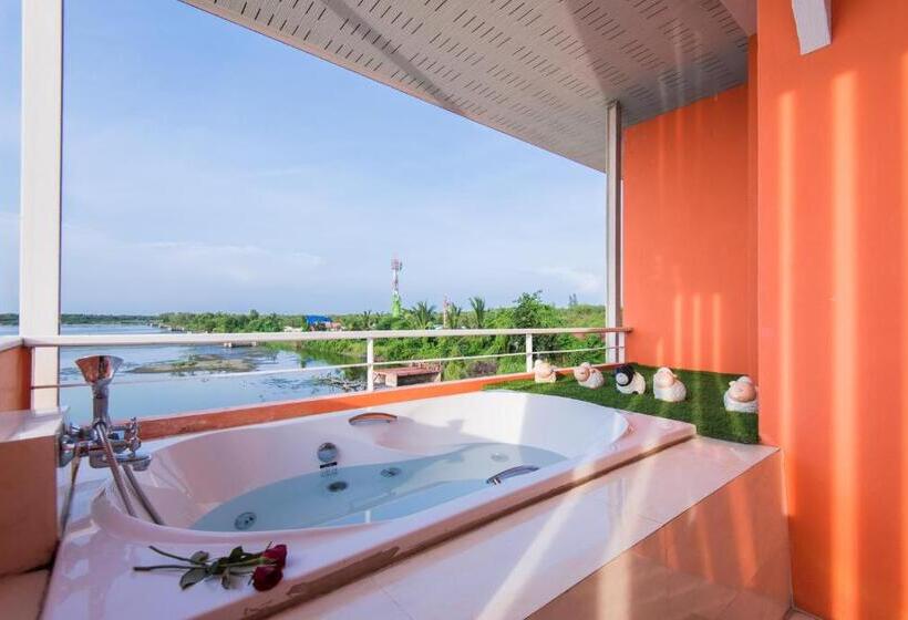 هتل Baan Talay See Cream Resort